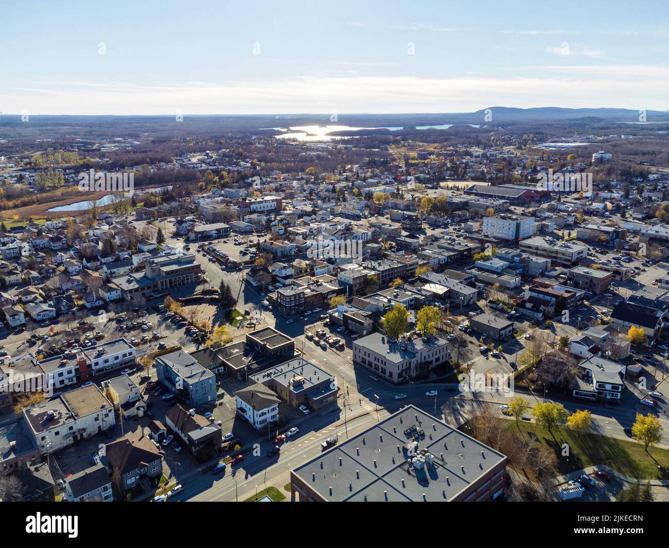 Luftaufnahme von Rouyn-Noranda City in einer Herbstsaison sonnigen Tag. Abitibi-Temiscamingue, Quebec, Kanada. Stockfoto Luftaufnahme von Rouyn-Noranda City in einer Herbstsaison sonnigen Tag. Abitibi-Temiscamingue, Quebec, Kanada. Stockfoto