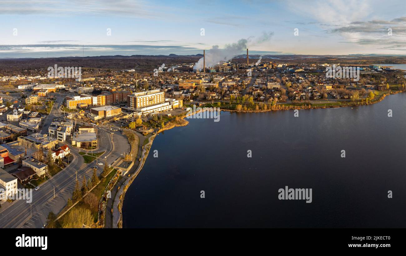 Luftpanorama von Rouyn-Noranda City und Osisko Lake bei Sonnenuntergang. Abitibi-Temiscamingue, Quebec, Kanada. Stockfoto Luftpanorama von Rouyn-Noranda City und Osisko Lake bei Sonnenuntergang. Abitibi-Temiscamingue, Quebec, Kanada. Stockfoto