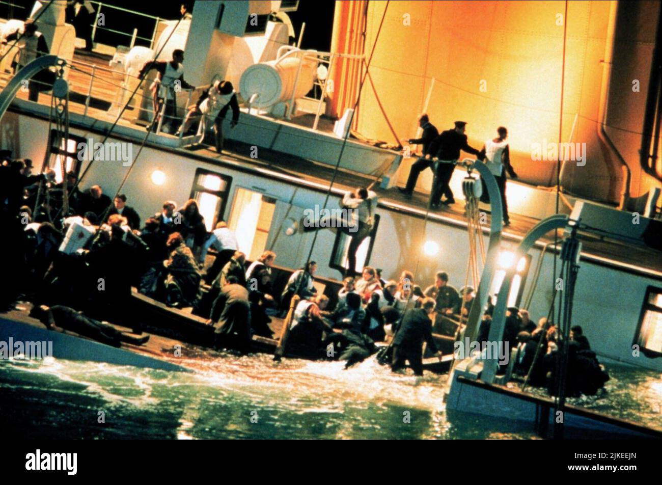 Rettungsboote fliehen sinkendes Schiff, Titanic, 1997 Stockfoto