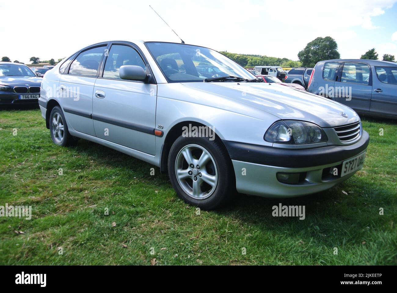 Ein Toyota Avensis aus dem Jahr 1998 parkte auf der Oldtimer-Ausstellung 47. in Powderham, Devon, England, Großbritannien. Stockfoto
