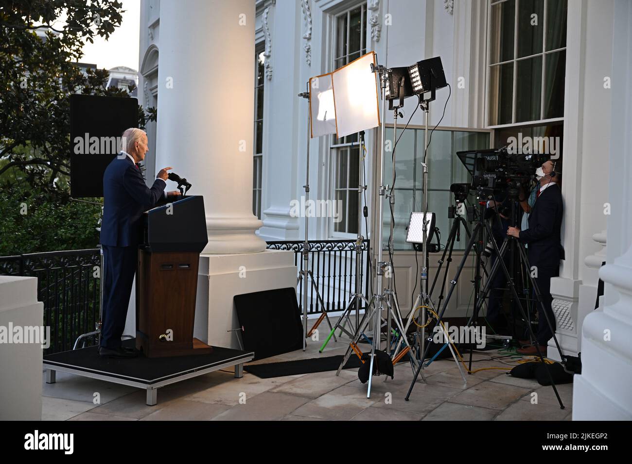 Washington, Usa. 01. August 2022. US-Präsident Joe Biden spricht am 1. August 2022 vom Balkon des Blauen Zimmers des Weißen Hauses in Washington, DC, über eine „erfolgreiche“ Terrorismusbekämpfung, bei der der Al-Qaida-Chef Ayman al-Zawahiri getötet wurde. (Foto von Jim WATSON/POOL/AFP) Quelle: SIPA USA/Alamy Live News Stockfoto