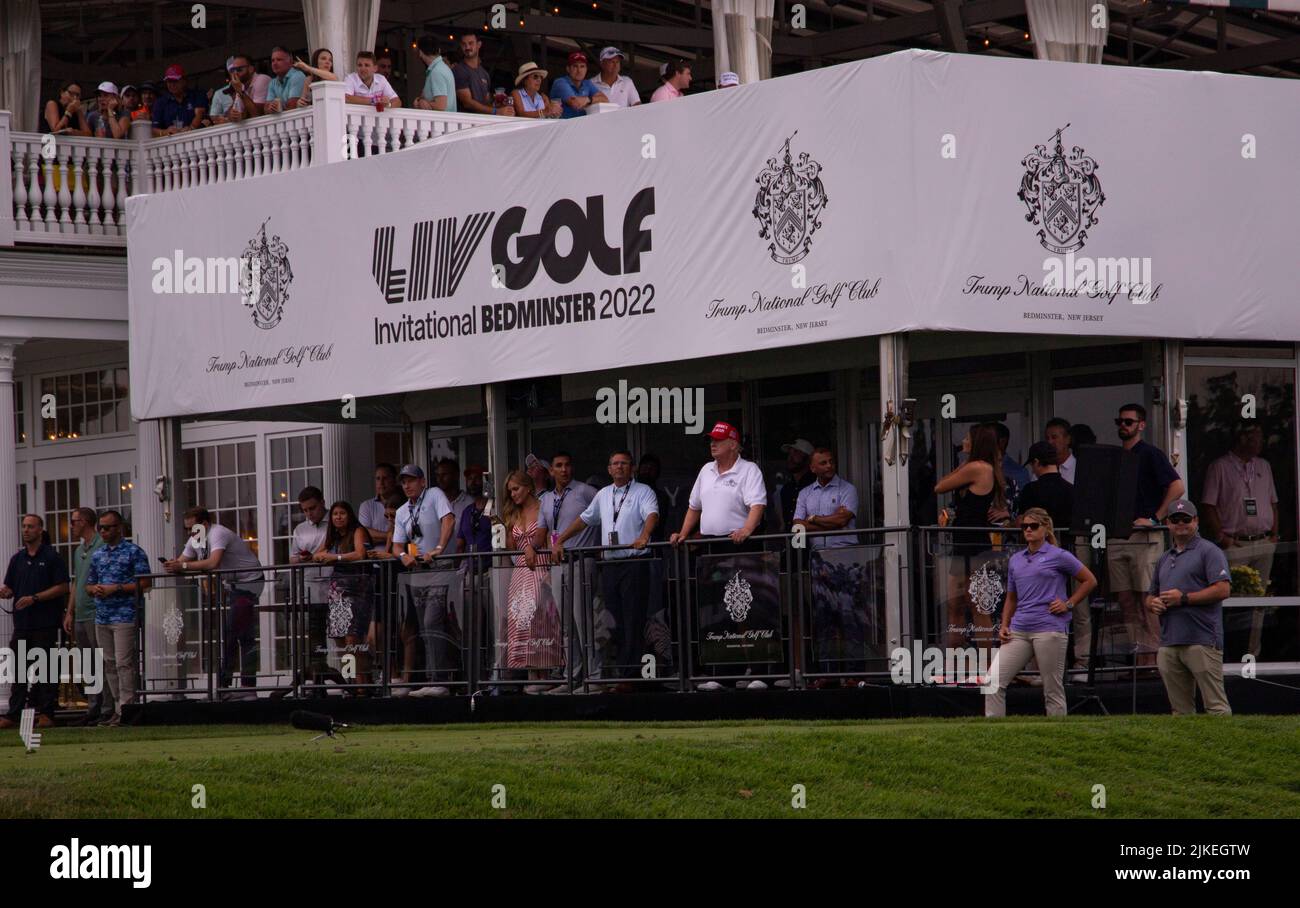 Bedminster, NJ-Präs. Donald Trump und viele Zuschauer am LIV Golf Bedminster Invitational Final Day des Wettbewerbs. 31. Juli 2022. @ Veronica Bruno / Alamy Stockfoto