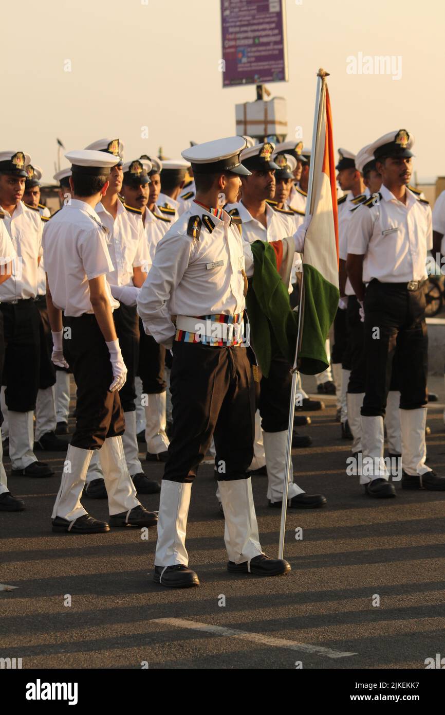 Chennai, Tamilnadu / Indien - Januar 01 2020 : indische Pfadfinder oder Schüler, die bereit sind, am chennai Marina Strand anlässlich der India Republ zu parieren Stockfoto