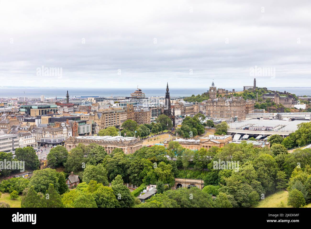 Stadtbild von Edinburgh, balmoral Hotel, Carlton Hill, scott Monument, National Gallery und Firth of Forth, vom Schloss, Edinburgh Scotland UK Stockfoto