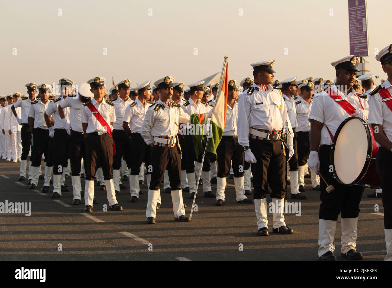 Chennai, Tamilnadu / Indien - Januar 01 2020 : indische Pfadfinder oder Schüler, die bereit sind, am chennai Marina Strand anlässlich der India Republ zu parieren Stockfoto