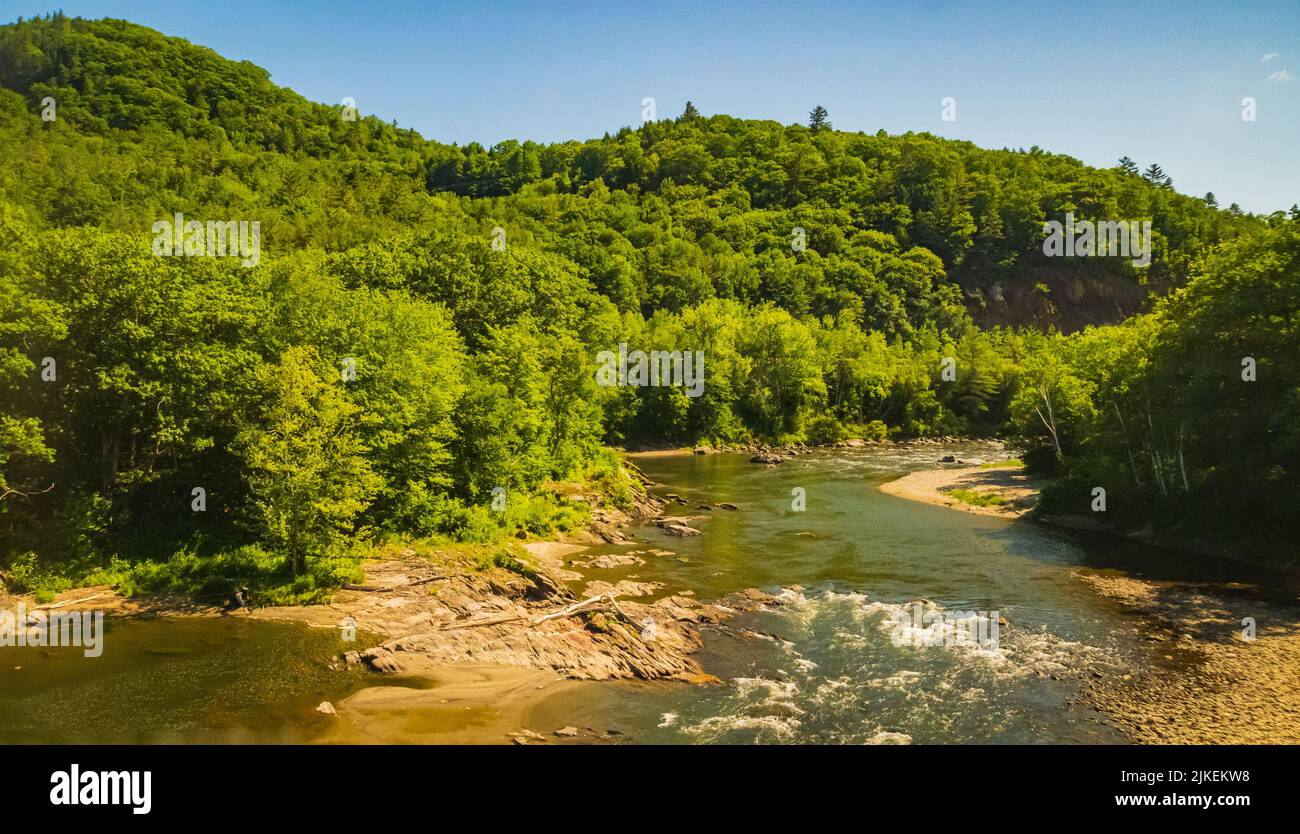Landschaftlich schöner Blick auf den Vermont-Fluss vom Zug aus Stockfoto