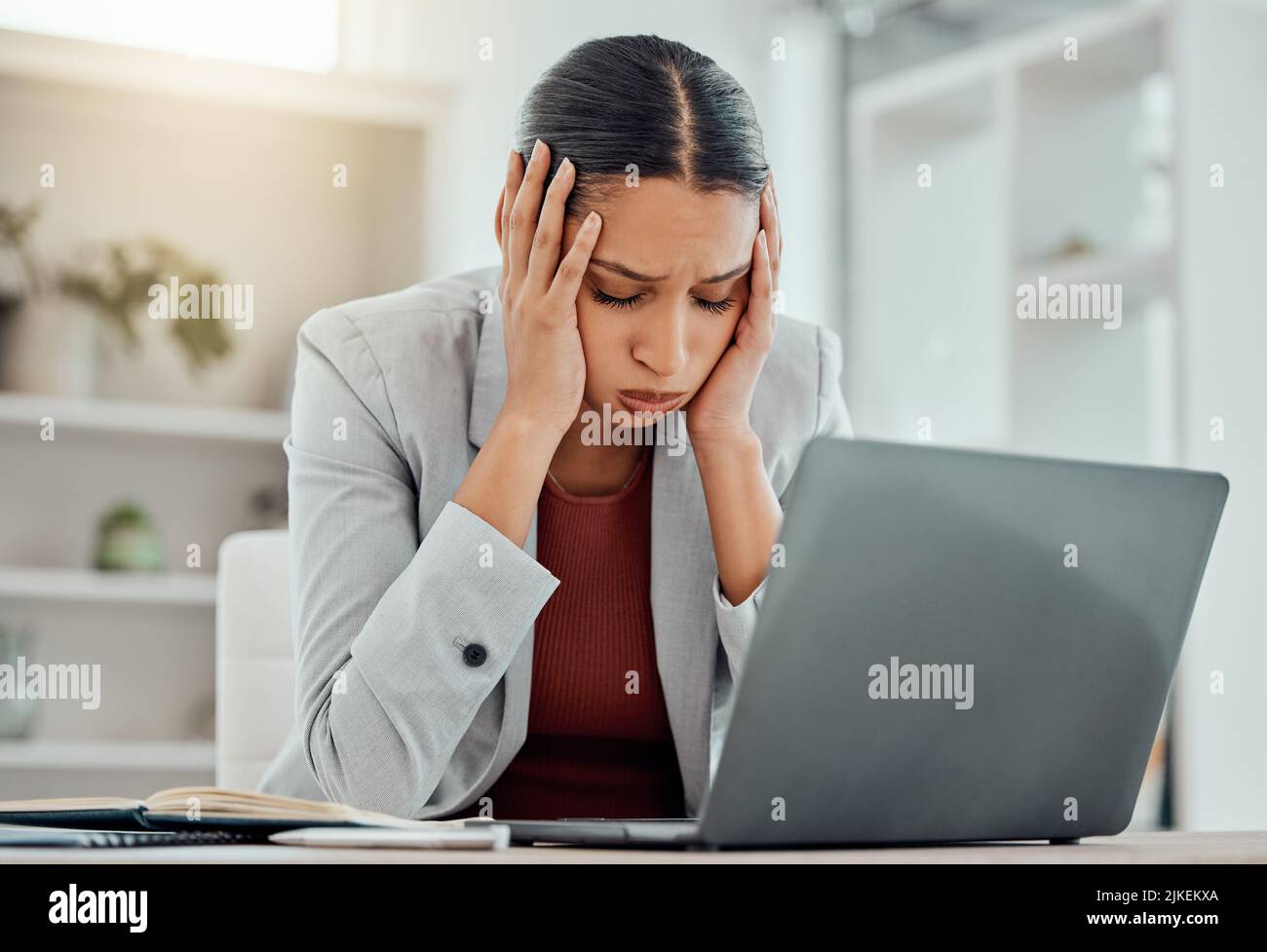 Schmerzen, Kopfschmerzen und gestresste Finanzmanagerin, die sich krank, müde und besorgt über ein finanzielles Problem bei ihrem Start-up-Unternehmen fühlt. Jung und frustriert Stockfoto