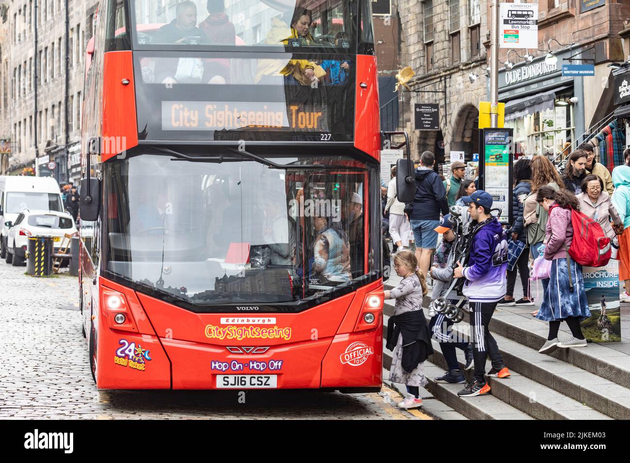 Die Royal Mile Edinburgh, Doppeldecker rot City Explorer Tour Bus Passagiere an Bord für Stadtrundfahrt durch Edinburgh, Schottland, UK Sommer 2022 Stockfoto
