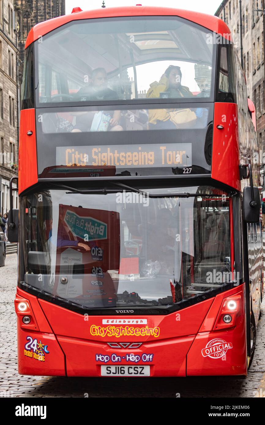 Die Royal Mile Edinburgh, Doppeldecker rot City Explorer Tour Bus Passagiere an Bord für Stadtrundfahrt durch Edinburgh, Schottland, UK Sommer 2022 Stockfoto