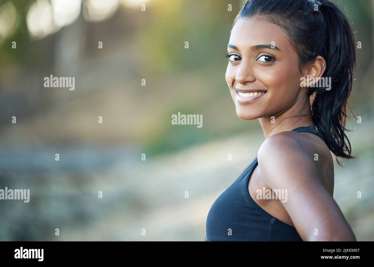 Ich Laufe aus Spaß und besserer Gesundheit. Porträt einer sportlichen jungen Frau, die im Freien trainiert. Stockfoto