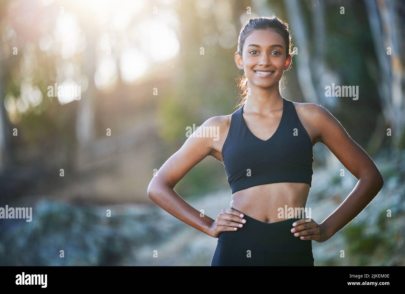 Ein morgendlicher Lauf erfrischt mich vollständig. Porträt einer sportlichen jungen Frau, die im Freien trainiert. Stockfoto
