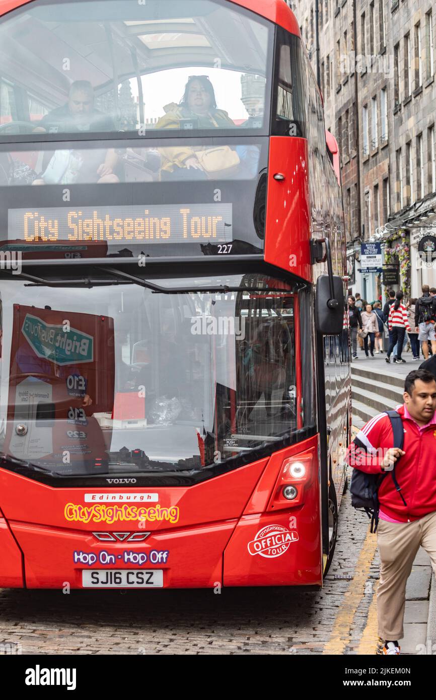 Die Royal Mile Edinburgh, Doppeldecker rot City Explorer Tour Bus Passagiere an Bord für Stadtrundfahrt durch Edinburgh, Schottland, UK Sommer 2022 Stockfoto