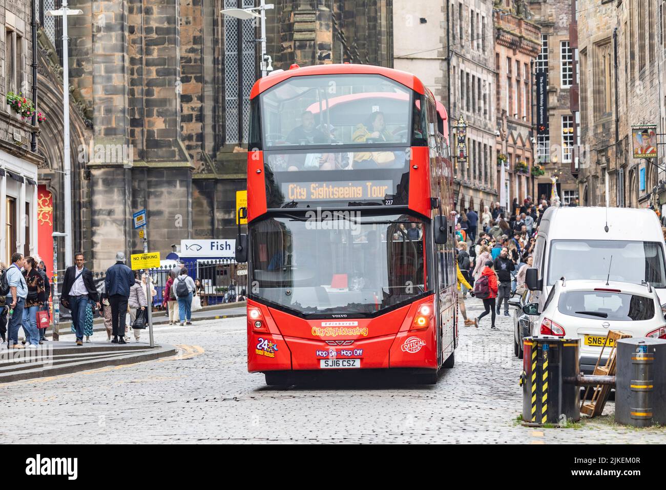 Die Royal Mile Edinburgh, Doppeldecker rot City Explorer Tour Bus Passagiere an Bord für Stadtrundfahrt durch Edinburgh, Schottland, UK Sommer 2022 Stockfoto