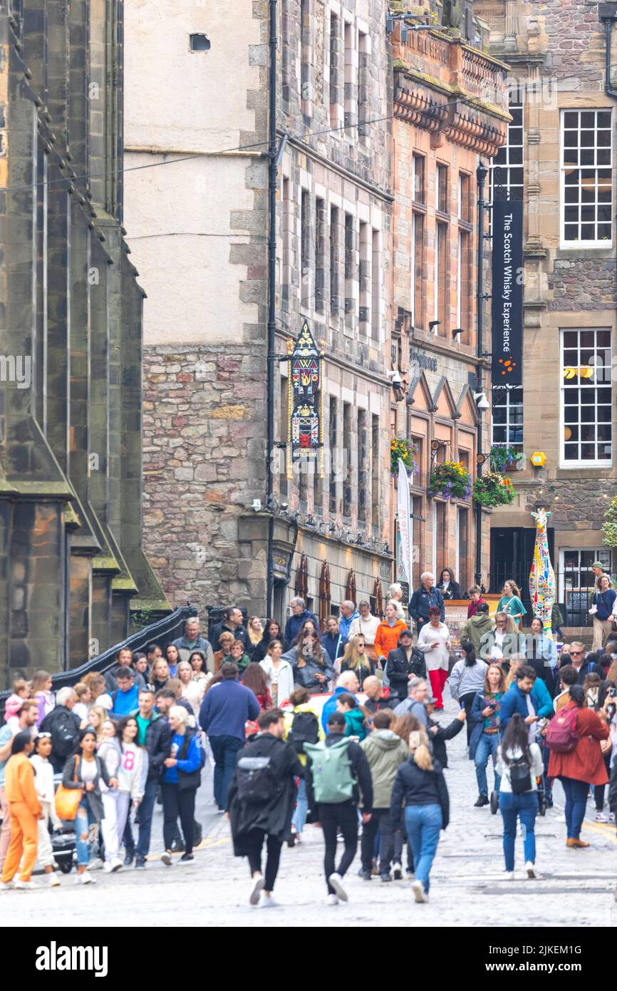 Die Royal Mile im Stadtzentrum von Edinburgh, überfüllt mit Besuchern und Touristen in der Stadt, Schottland, Großbritannien, Juli 2022 Stockfoto