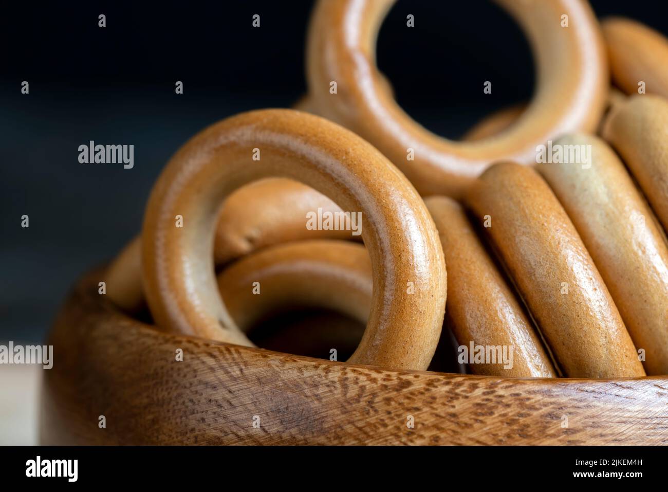 Eine große Menge an traditionellen Snacks rund Cracknel, traditionelle russische gekochte Brot Produkt mit geringer Luftfeuchtigkeit -rund Cracknel Stockfoto