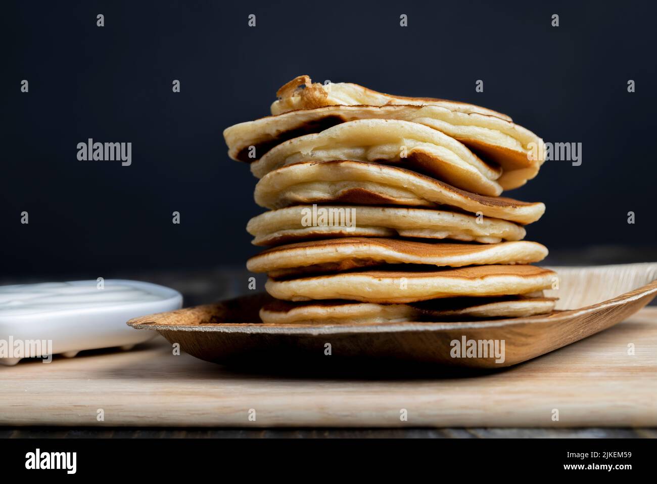 Milchpfannkuchen aus Weizenmehl, in einem Stapel gestapelt eine große ...