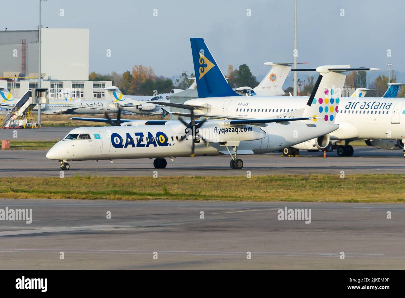 Qazar Air De Havilland Canada Dash 8-400-Flugzeug am Almaty Airport in Kasachstan. Flugzeug der Fluggesellschaft QazarAir Bombardier Q400. Stockfoto