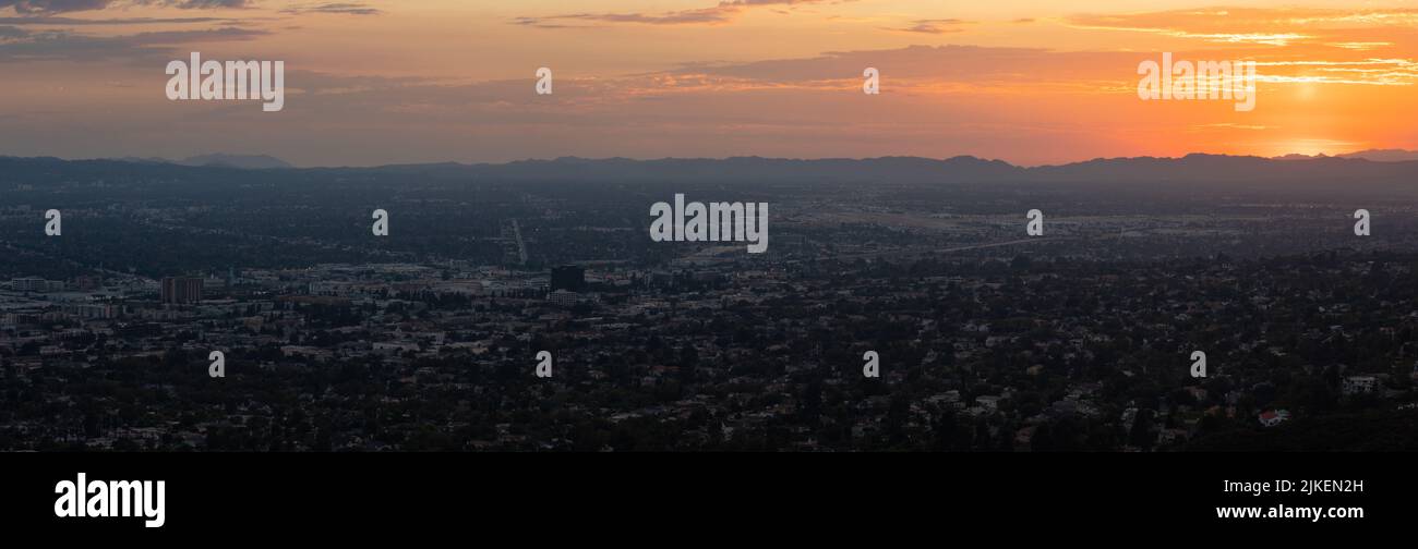 Sonnenuntergang über Burbank California und Bob Hope International Airport Stockfoto