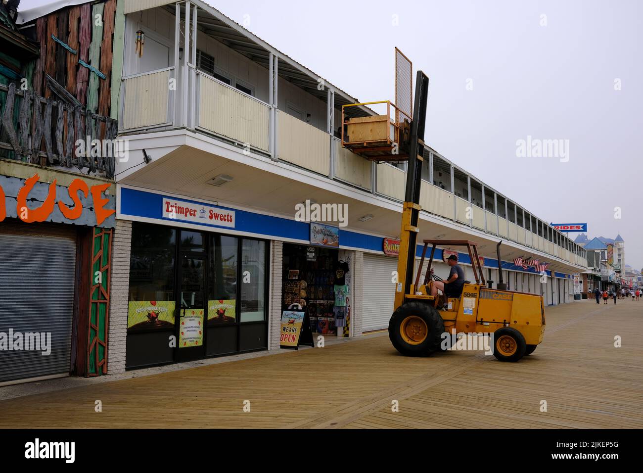 Eine Lieferung zu einer Wohnung im Obergeschoss am Boardwalk in Ocean City, Maryland, wird gemacht Stockfoto