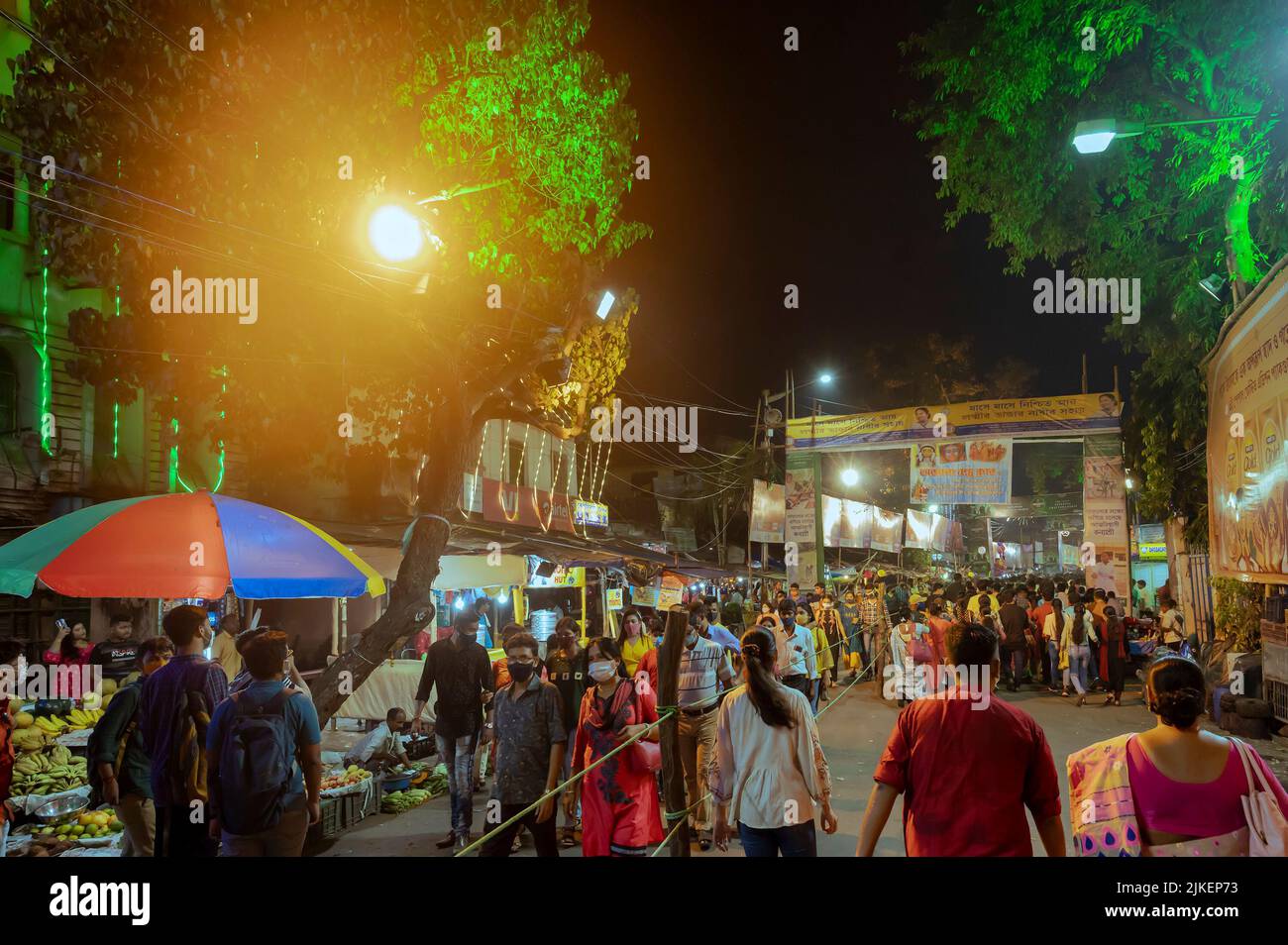 Kalkutta, Westbengalen, Indien - 12.. Oktober 2021 : Traditionelles Bagbazar Durga Puja, UNESCO Immaterielles Kulturerbe der Menschheit. Eifrige Spaziergänger. Stockfoto