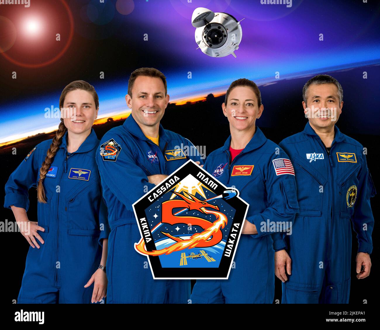 Houston, Vereinigte Staaten. 07.. Februar 2022. Von links nach rechts: Anna Kikina, Josh Cassada, Nicole Mann und Koichi Wakata – die Besatzung der NASA-Mission SpaceX Crew-5 zur Internationalen Raumstation – posieren für ein Gruppenfoto zusammen mit dem offiziellen Missionsfeld. Die Mission SpaceX Crew-5 soll nicht vor dem 29. September 2022 starten. NASAs Quelle: NASA via CNP/dpa/Alamy Live News Stockfoto
