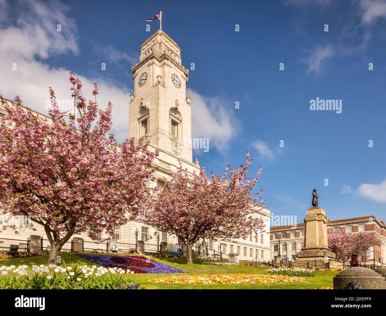 24. April 2022: Barnsley, South Yorkshire - Barnsley Town Hall an einem schönen Frühlingstag, mit blauem Himmel und blühenden Gärten. Stockfoto