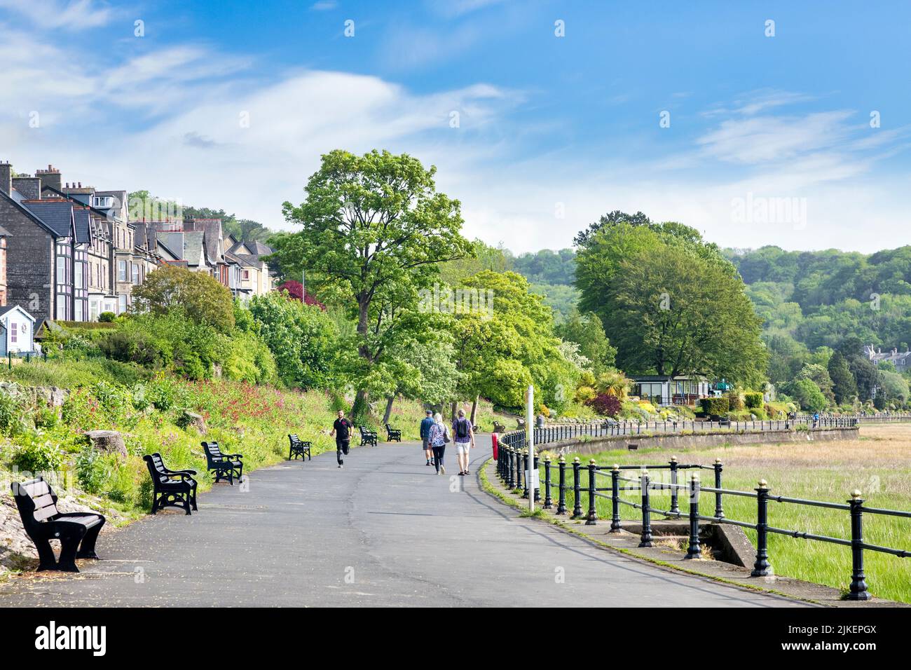 17. Mai 2022: Grange-over-Sands, Cumbria, Großbritannien - Menschen gehen auf der wunderschönen Promenade spazieren und laufen, ein einfacher Tag außerhalb des Lake District. Stockfoto
