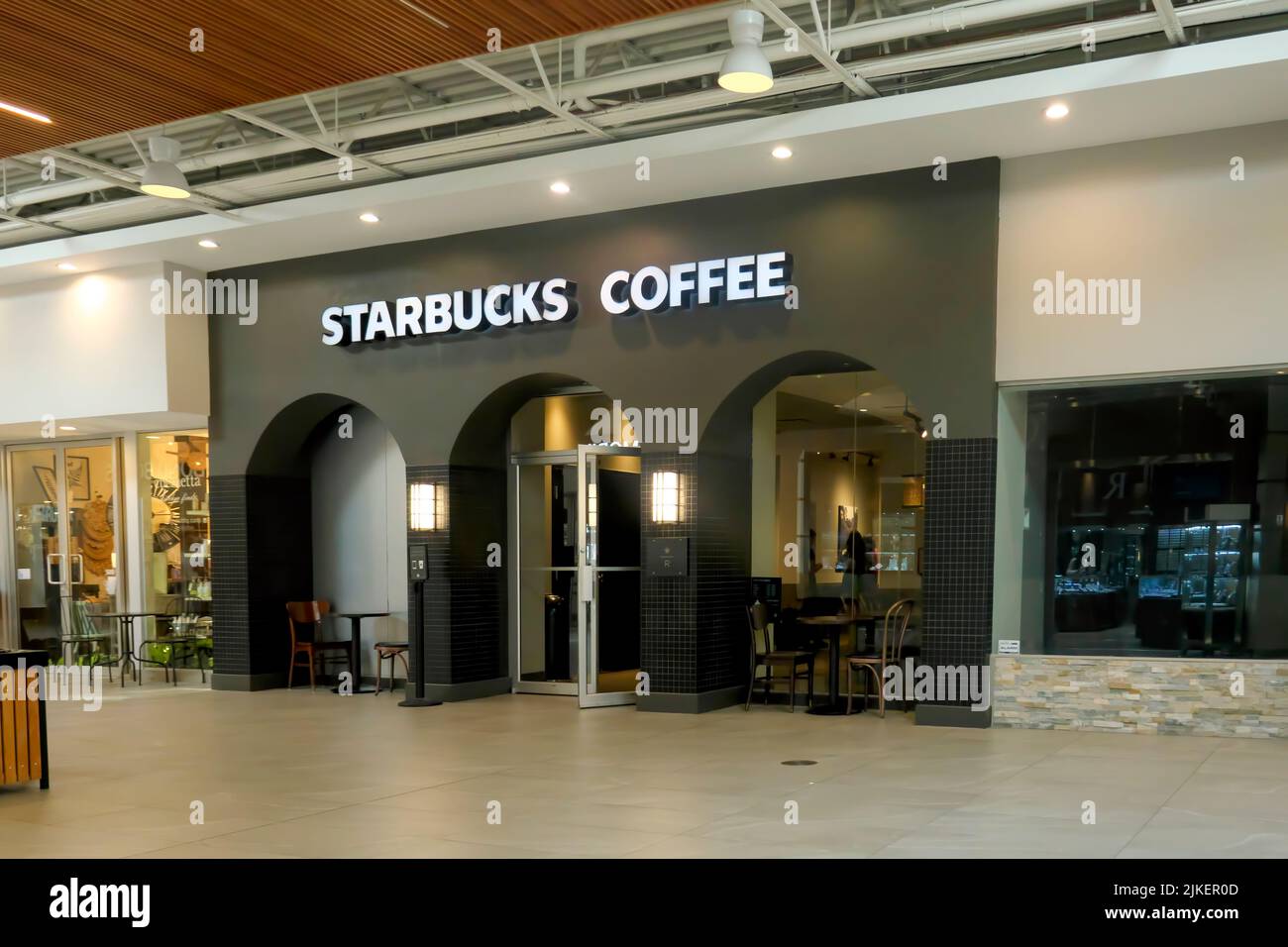 Eine offene Tür, die zu einem lokalen Starbucks Coffee Shop führt, der sich in einem Einkaufszentrum befindet, Maple Ridge, B. C., Kanada. Stockfoto