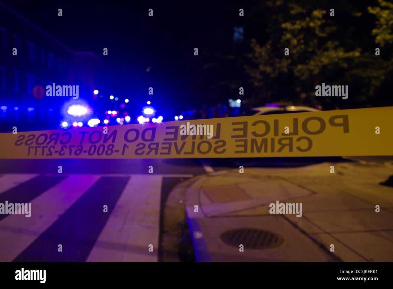 Washington, DC, 01. August 2022, die Polizei tape Absperrungen von einem Tatort, an dem eine Person bei einem Massenschuss im Kingman Park-Viertel im Nordosten von Washington getötet und sechs weitere verletzt wurden. Quelle: Philip Yabut/Alamy Live News Stockfoto