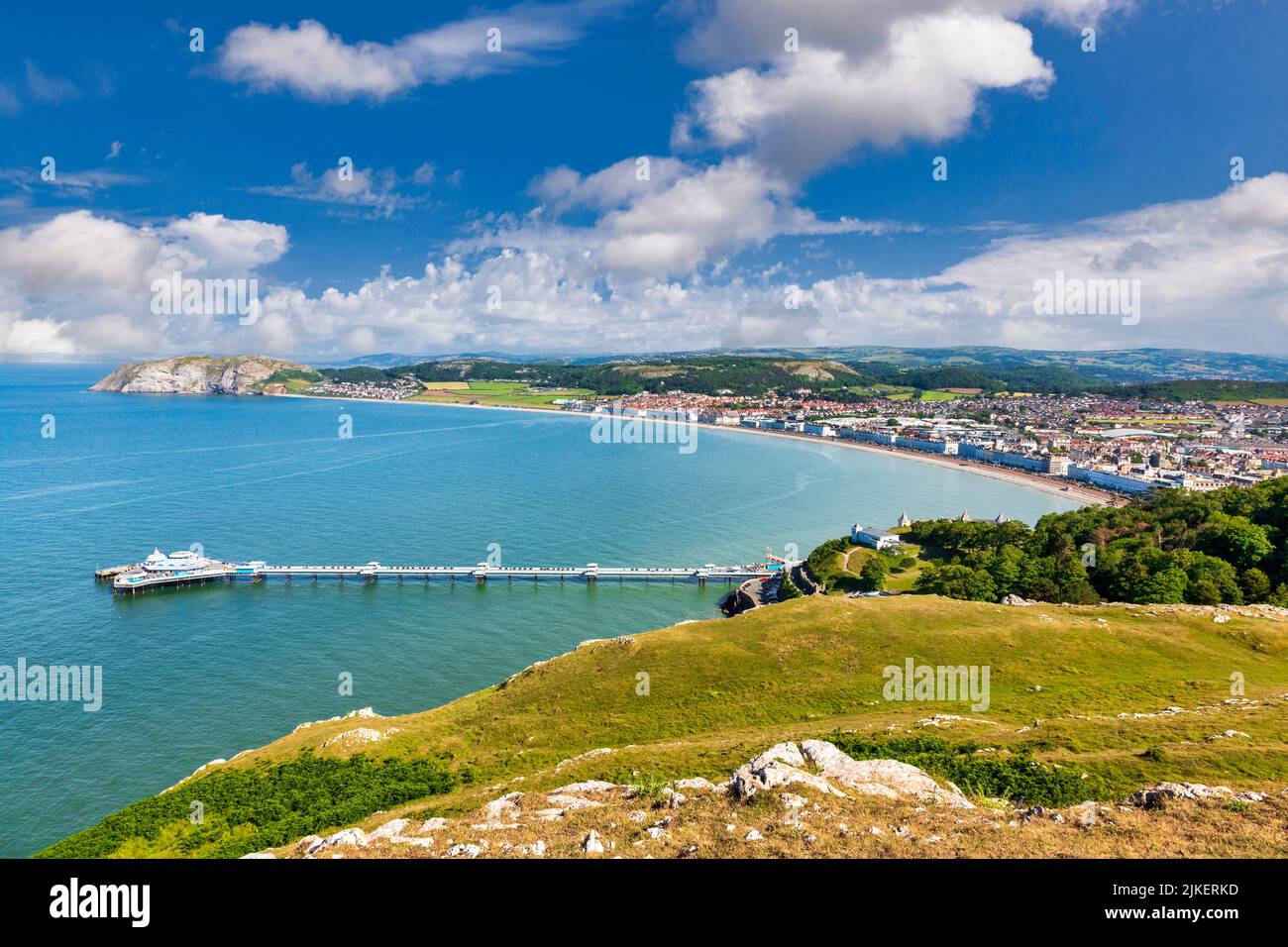 Llandudno, der Pier und die kleine Orme, von der Großen Orme im Sommer. Der beliebte Badeort, der zweitbeliebteste in Großbritannien, wurde im Jahr 19. n. chr. erbaut Stockfoto