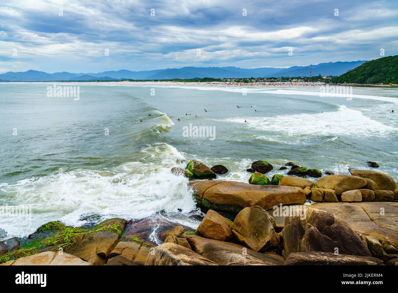 Surfer in der Nähe des Strandes Guarda do Embau in der Provinz Santa Catarina in Brasilien Stockfoto
