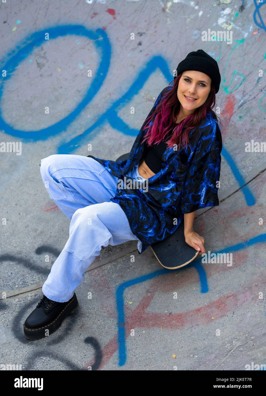 Berlin, Deutschland. 15.. Juli 2022. Elisabeth Furtwängler sitzt auf ihrem Skateboard in einer Schüssel im Gleisdreieck Skatepark. Die Tochter der Schauspielerin Maria Furtwängler und des Verlegers Hubert Burda musiziert unter dem Künstlernamen Kerfor. Quelle: Monika Skolimowska/dpa/Alamy Live News Stockfoto