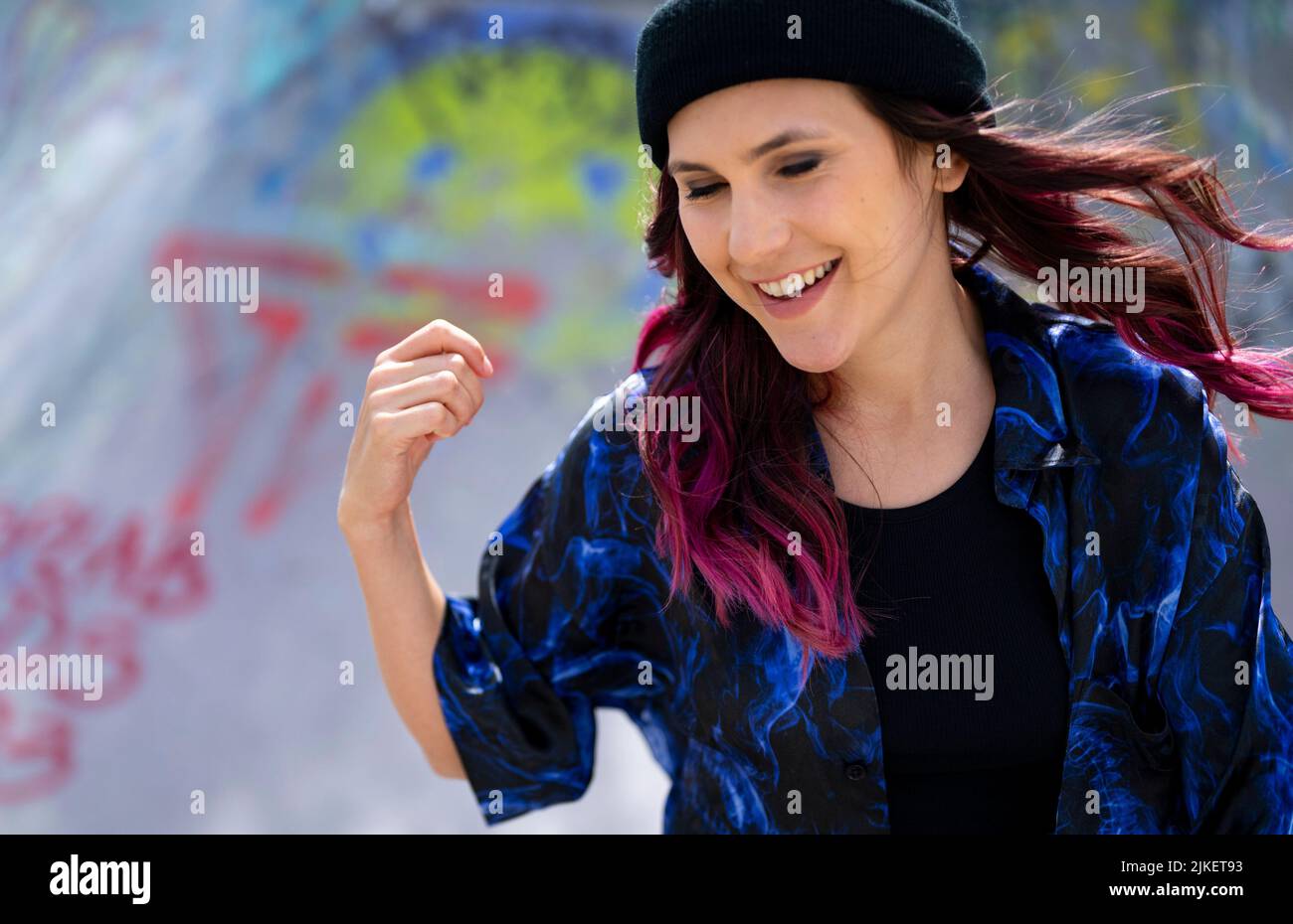 Berlin, Deutschland. 15.. Juli 2022. Elisabeth Furtwängler reitet ihr Skateboard in einer Schüssel im Gleisdreieck Skatepark. Die Tochter der Schauspielerin Maria Furtwängler und des Verlegers Hubert Burda musiziert unter dem Künstlernamen Kerfor. Quelle: Monika Skolimowska/dpa/Alamy Live News Stockfoto