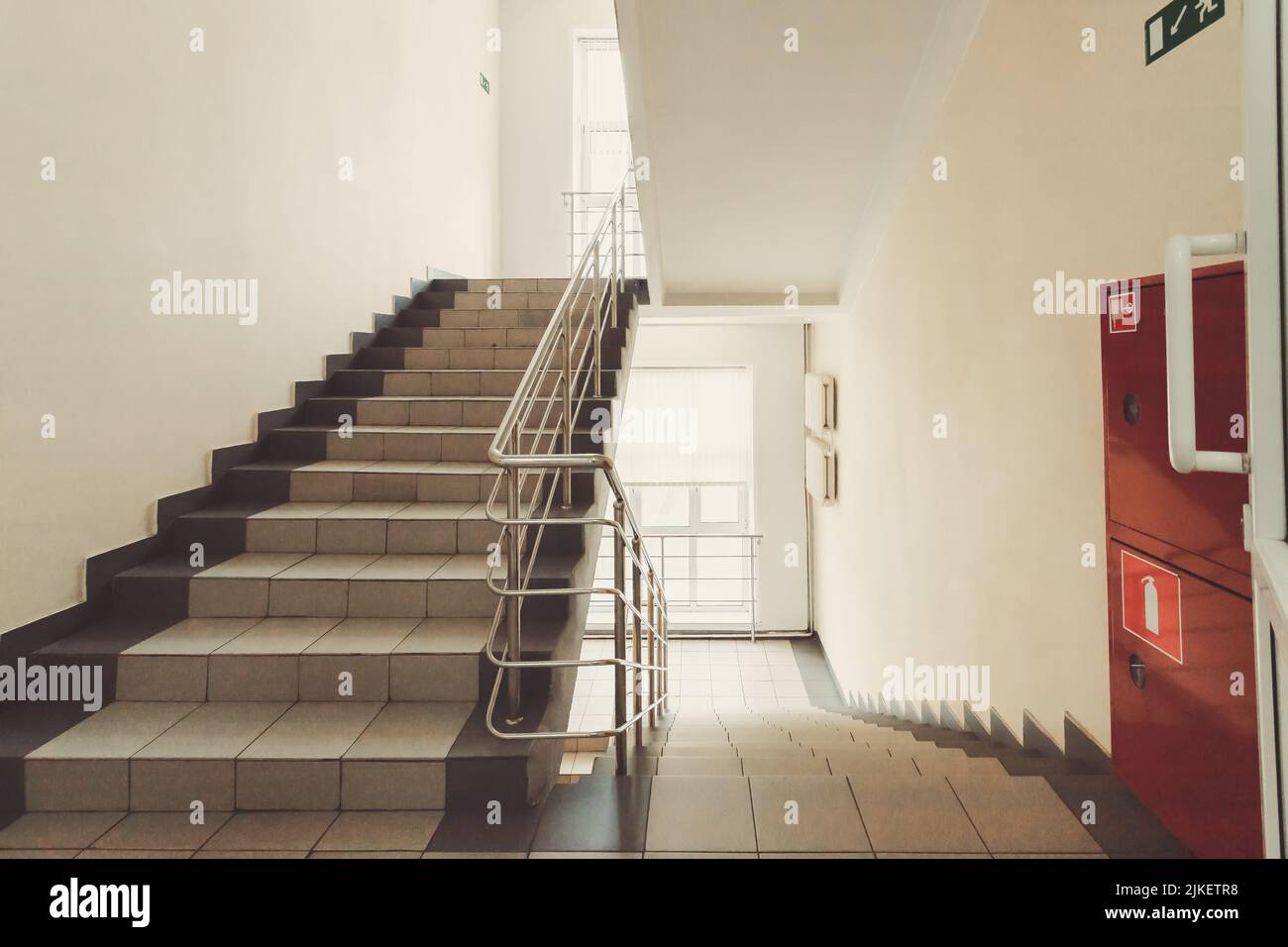 Treppe und Flur, zeitgenössische Architektur. Schulflur, Flur der Hochschule oder Universität. Stockfoto