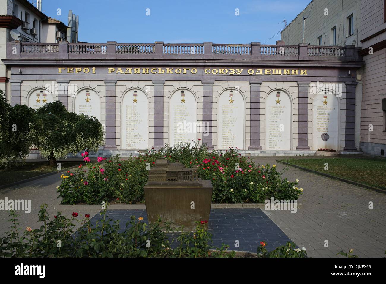 Odessa, Ukraine. 31.. Juli 2022. Die Mauer der Helden der Sowjetunion in der Region Odessa und eine Miniatur des Akademischen Opernhauses und Balletttheaters Odessa sind zu sehen. (Foto: Viacheslav Onyshchenko/SOPA Images/Sipa USA) Quelle: SIPA USA/Alamy Live News Stockfoto