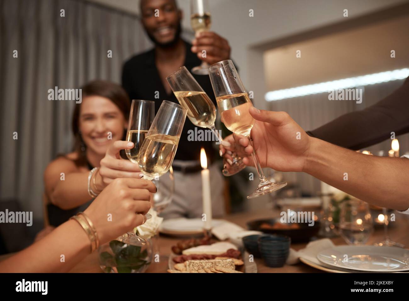 An die beste Gruppe von Freunden. Eine vielfältige Gruppe von Freunden feiert gemeinsam Neujahr und rösten mit Gläsern Champagner. Stockfoto