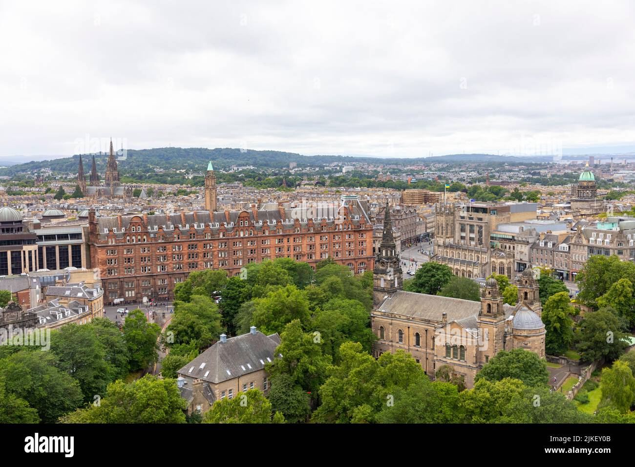 Blick vom Edinburgh Castle auf das West End, das caledonian Hotel, die St. Marks Kathedrale und die St. Cuthberts Kirche, Schottland im Sommer 2022 Stockfoto Blick vom Edinburgh Castle auf das West End, das caledonian Hotel, die St. Marks Kathedrale und die St. Cuthberts Kirche, Schottland im Sommer 2022 Stockfoto