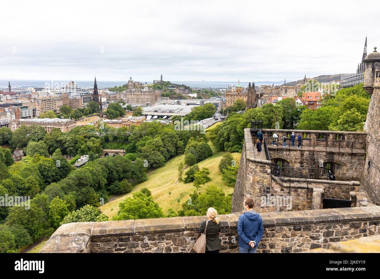 Edinburgh City Centre von Edinburgh Castle an einem Sommertag 2022, Edinburgh Stadtbild und Skyline, Schottland, Großbritannien Stockfoto