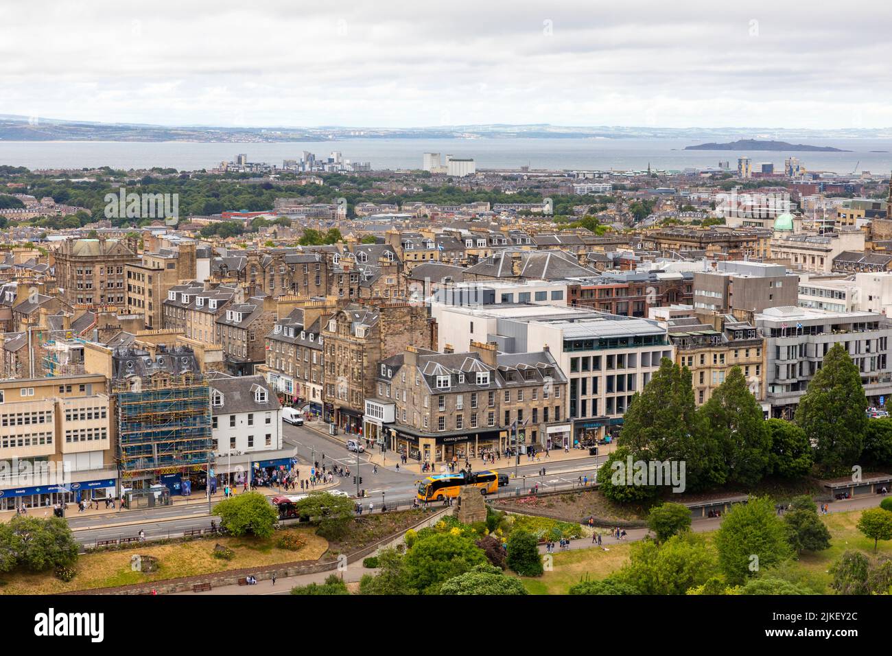 Edinburgh City Centre von Edinburgh Castle an einem Sommertag 2022, Edinburgh Stadtbild und Skyline, Schottland, Großbritannien Stockfoto