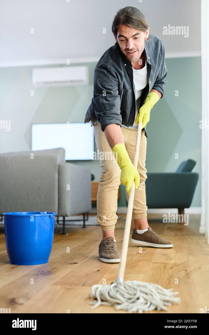 Mann wischt boden -Fotos und -Bildmaterial in hoher Auflösung – Alamy