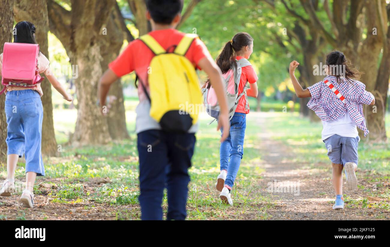 Rückansicht Grundschule Kinder laufen in der Schule. Zurück zur Schule Stockfoto