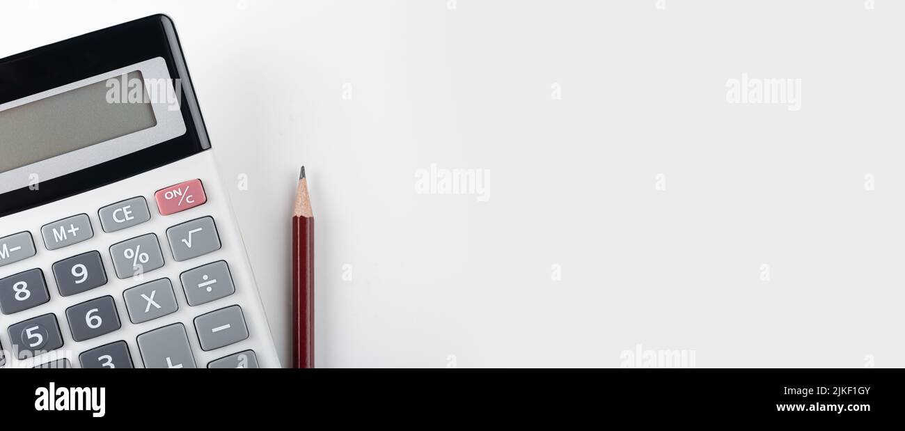 Taschenrechner mit Bleistift auf grauem Hintergrund. Geschäftsreport-Konzept. Breites Banner, Kopierbereich. Nahaufnahme des Taschenrechners und des roten Bleistifts Stockfoto