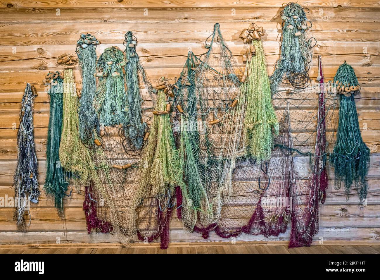 Verschiedene Fischernetze hängen an der Wand eine Dekorstruktur Stockfoto