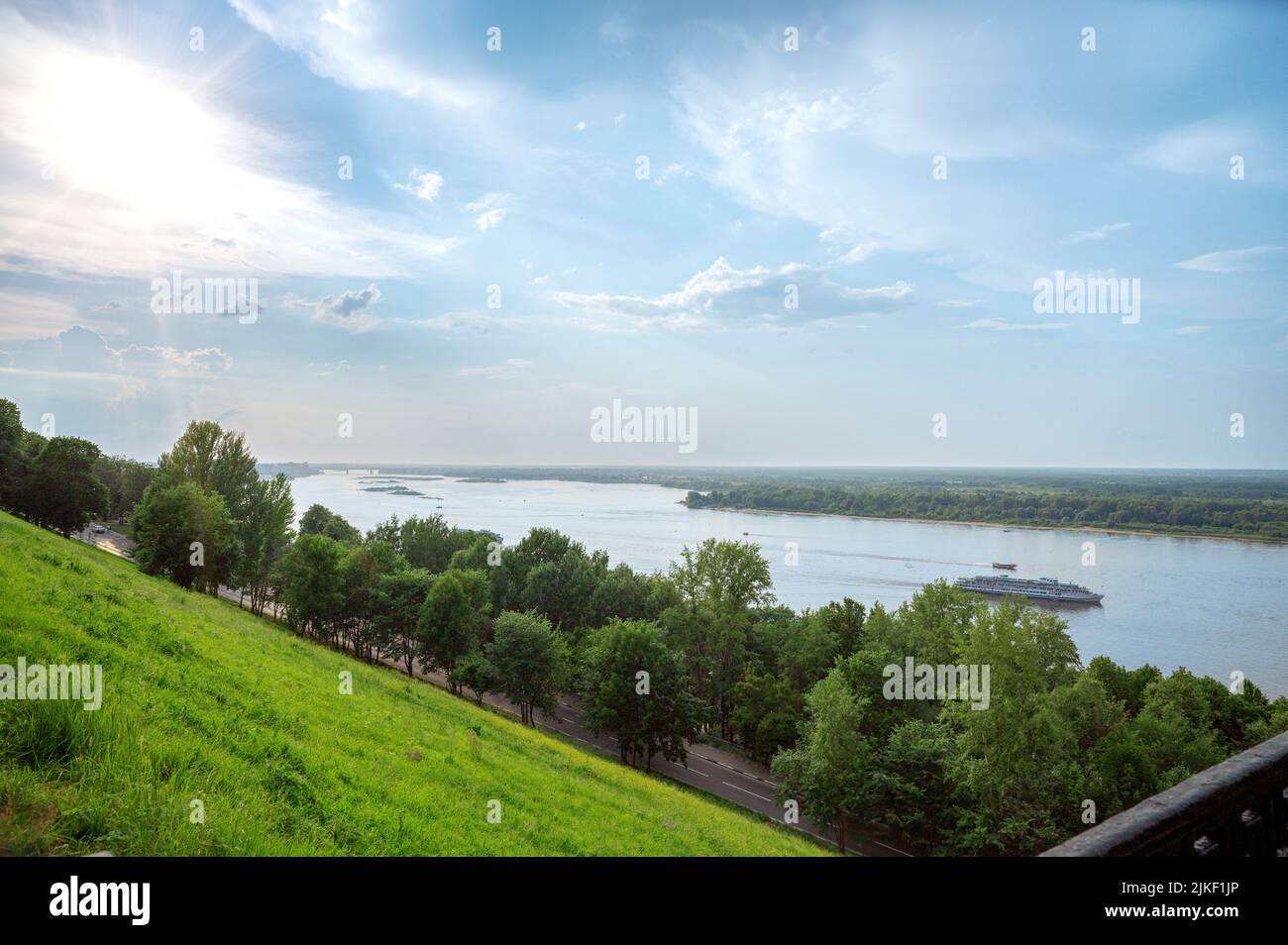 Fluss und Hügel an sonnigen Sommertagen. Sommerliche Landschaft. Großes Mississippi-Flusspanorama mit blauem Himmel und weißen Wolken Stockfoto