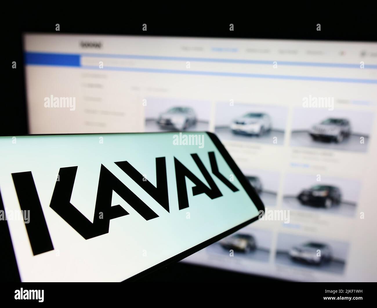 Handy mit Logo des mexikanischen Automobil-E-Commerce-Unternehmens Kavak auf dem Bildschirm vor der Business-Website. Konzentrieren Sie sich auf die Mitte links des Telefondisplays. Stockfoto