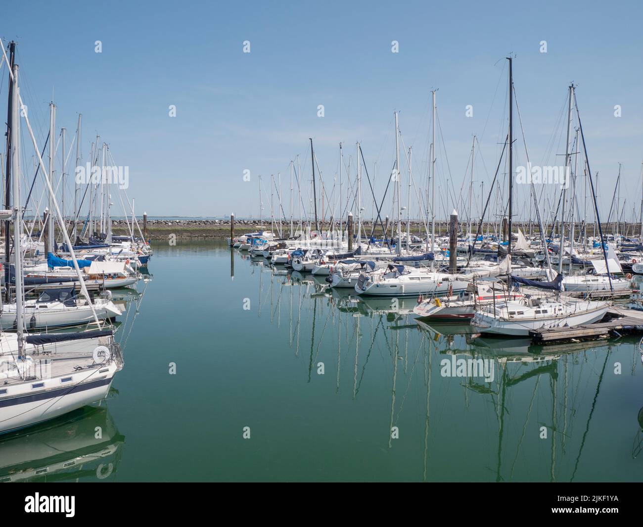 Breskens, Niederlande, 18. Juli 2022, Blick auf den Yachthafen von Breskens an einem Sommertag Stockfoto