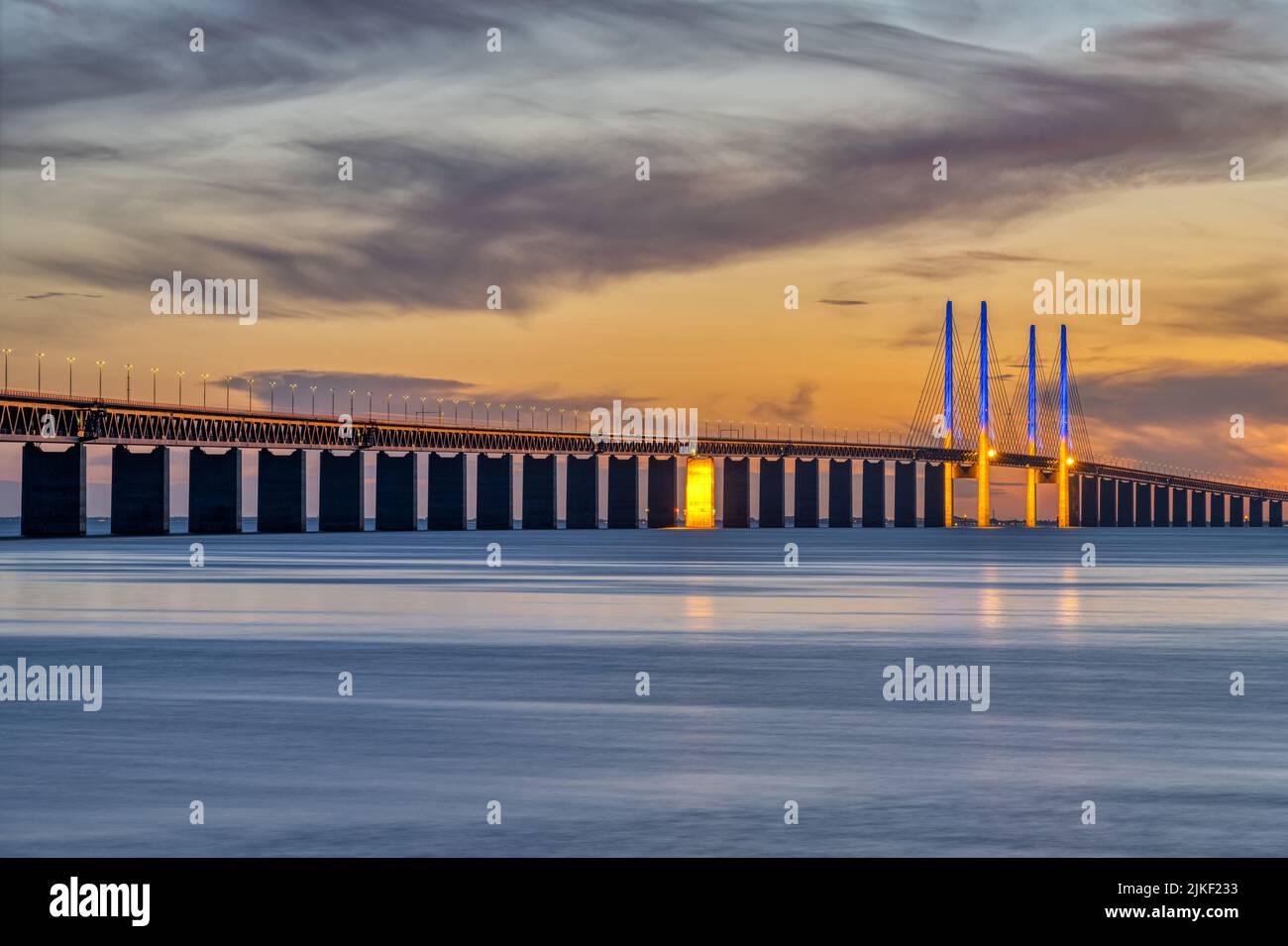 Die Öresundbrücke zwischen Dänemark und Schweden nach Sonnenuntergang Stockfoto