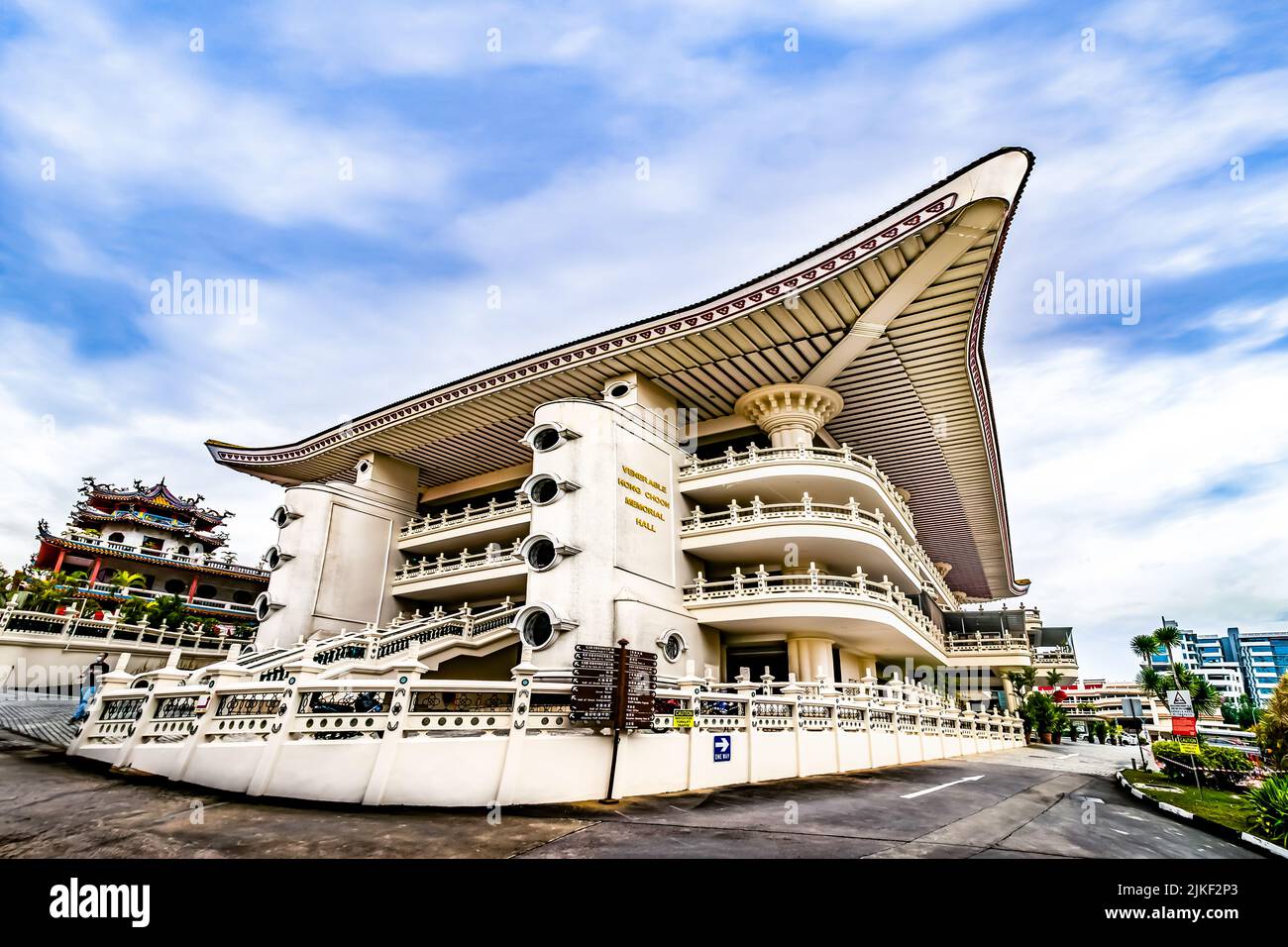 Ehrwürdige Hong Choon Memorial Hall im Kong Meng San Phor Kark See Kloster, einem buddhistischen Tempel und Kloster in Bishan, Singapur. Stockfoto