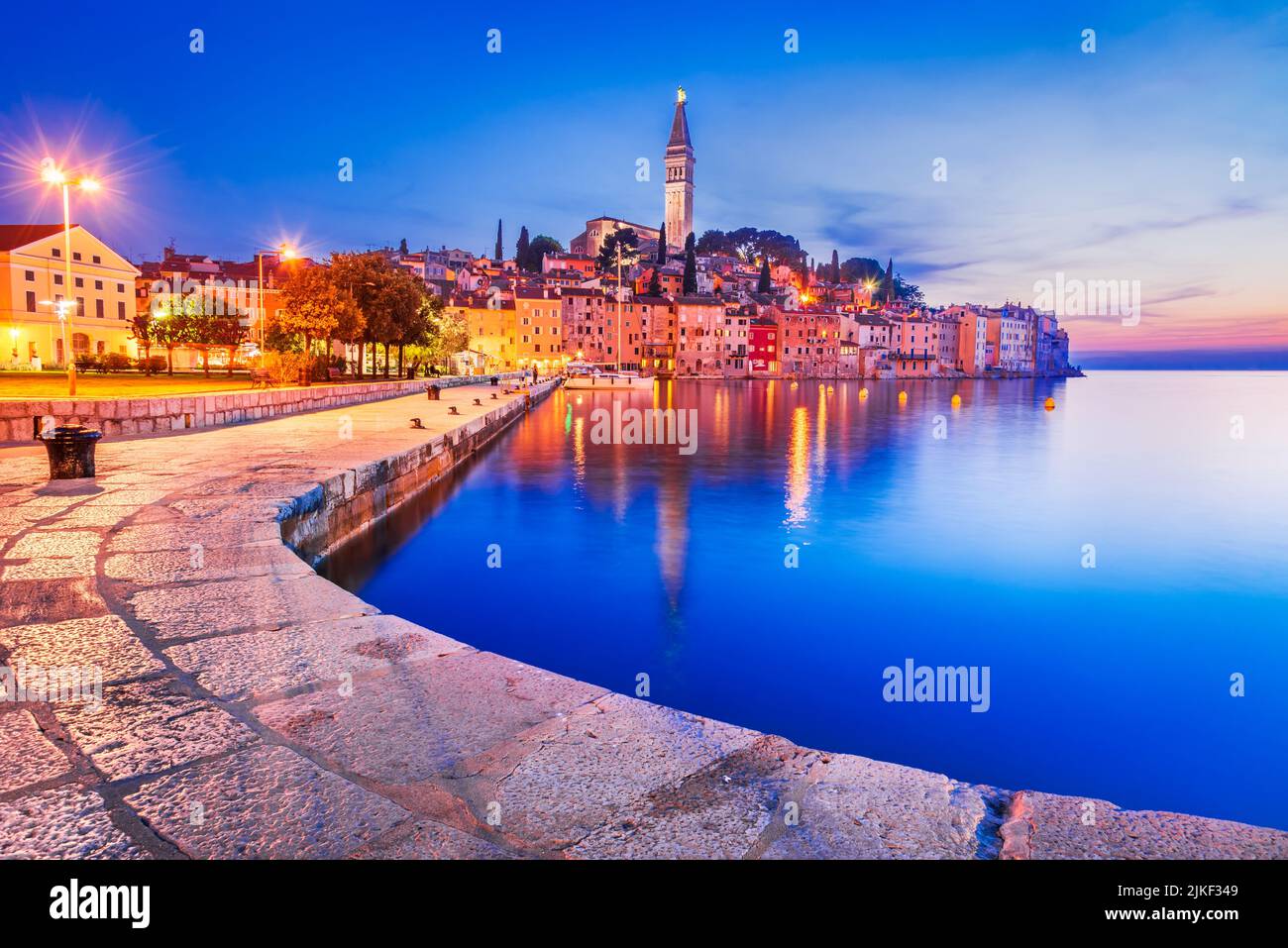 Rovinj, Kroatien. Farbiger Sonnenuntergang im alten Stadthafen, berühmte Stadt Istriens Peniunsula, kroatisches Wahrzeichen der Reise. Stockfoto