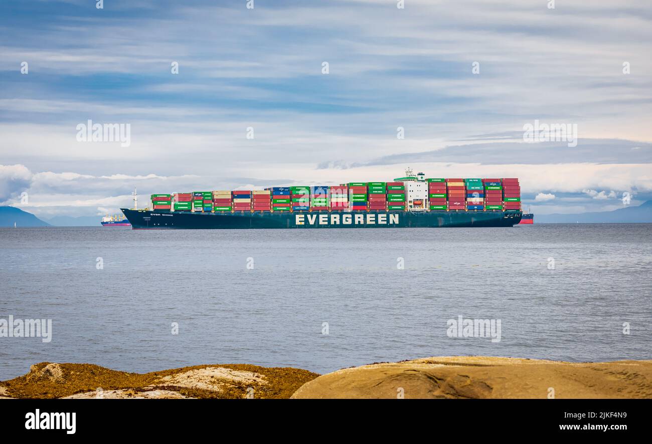 Immergrüne Containerschiff mit voller Ladung im Hafen von Vancouver Island Nanaimo, Kanada-Juli 18,2022 angedockt. Reisefoto, Schifffahrt, niemand, Stockfoto